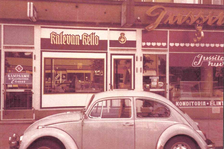 Juhani Pietarila aloitti työnsä Aseman Kellossa vuonna 1972. Viiden vuoden jälkeen hän sai kuulla, että Sammonkadulla oli liike myytävänä. Volvo vaihdettiin Volkkariin, jotta saatiin pesämunaa oman yritystoiminnan aloittamiseen. Kuva: Pietarilan kotialbumi